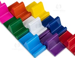 Suporte para celular preto em formato de mesa, com ajuste de inclinação e rotação. O celular na imagem está posicionado na