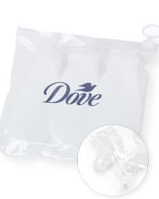 Kit Viagem 3 Peças em embalagem de papel com design elegante e limpo. Contém uma roupa íntima feminina de cetim acompanhada de um soutien de renda. Embalagem contém laço decorativo e possui brilho, ideal para presente de celebrações especiais.