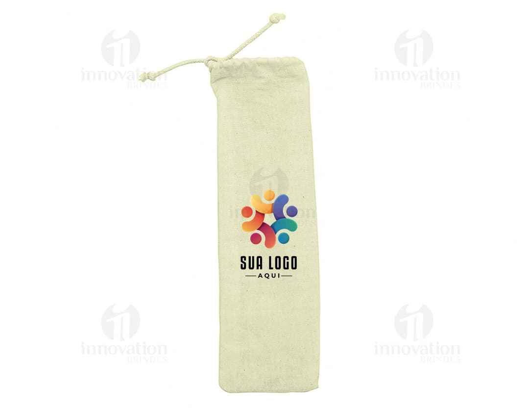 Estojo para canudo de bambu dentro de um saco de juta marrom escuro, sobre um fundo de madeira rústica.