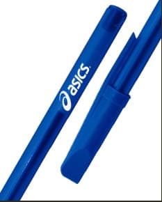 Caneta plástica azul sobre fundo branco.