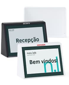 Expositor porta retrato A8 com moldura prateada e espaço para foto tamanho A8.