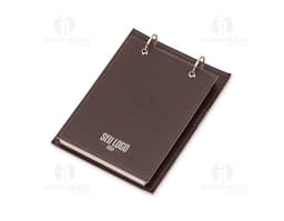 Bloco de Anotacao de Mesa em papel kraft com folhas brancas e caneta preta ao lado.