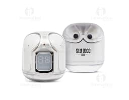 Fone de ouvido Bluetooth com case preto e elegante em fundo branco.