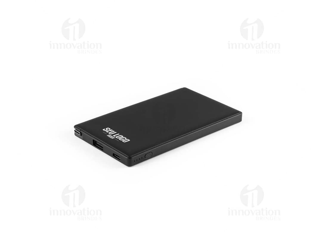 Bateria portátil de cor preta, design moderno e compacto. Feita de plástico, ideal para armazenar dados e informações em