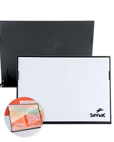 Expositor Porta Retrato A4 em 3D, vazio e aberto, adequado para exibir papel, documentos ou fotos. Ideal para uso em escritório, negócios ou em casa para transmitir mensagens e informações. Feito de plástico resistente, com design moderno e compacto.