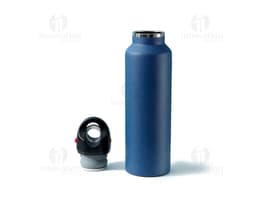 Garrafa térmica de 620ml, ideal para armazenar líquidos, como água, sucos ou chás. Feita de material resistente e