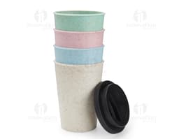 Copo de fibra de arroz de 450ml em cor marrom, feito de material sustentável. O copo está vazio e sobre uma mesa brilhante