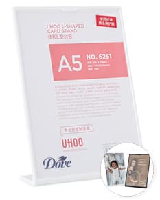 Expositor Acrílico A5 em um design moderno e limpo, com espaço para inserção de informações e elementos gráficos. Ideal para