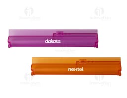 Estojo com régua moderno e colorido, contendo diversos materiais de escrita e desenho como lápis, canetas, papel e