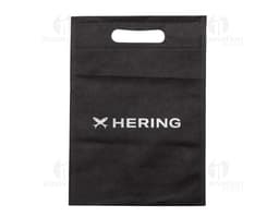 Carteira preta, bolsa de papelão vazia, notebook com quadro negro ao fundo, antigo cartão de memória em cima de um caderno de