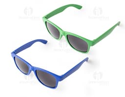 Óculos de sol de plástico preto, moderno e elegante, com lentes escuras para proteção contra os raios ultravioleta. Estilo