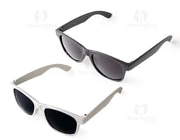 Óculos de sol de plástico preto, moderno e elegante, com lentes escuras para proteção contra os raios ultravioleta. Estilo