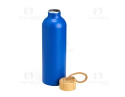 Garrafa de Alumínio 800ml na cor prateada, com tampa de rosca e detalhes em preto. A garrafa está sobre uma mesa de madeira.