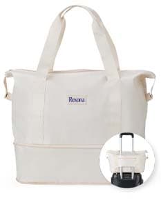 Bolsa esportiva feita de poliéster preto com alças, fecho de zíper e logo de marca branca na frente.
