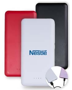 Power Bank 10.000mAh preto com indicador de bateria e duas portas USB para carregamento rápido.