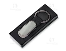 Chaveiro de metal moderno e elegante em formato de telefone celular, com tela digital e teclado. O dispositivo possui botões