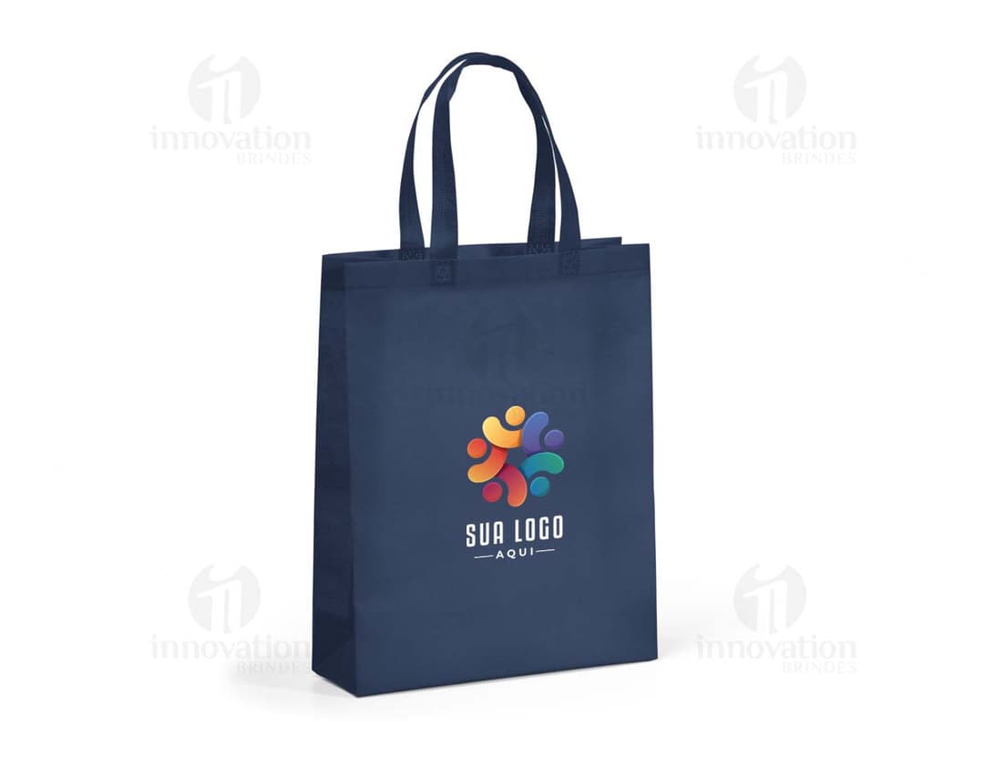 Sacola non-woven marrom e amarela, vazia, com alças e etiqueta de preço. Representação de um produto de luxo para compras e