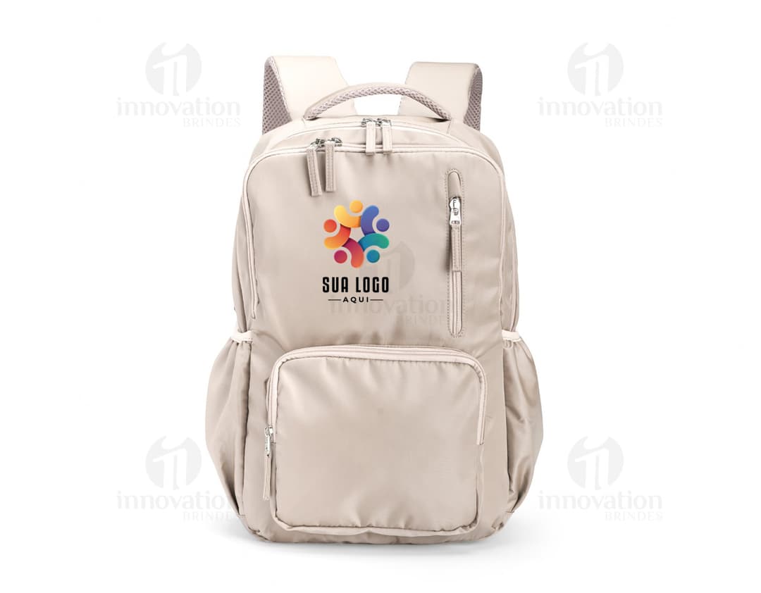 Mochila Poliéster 18 Litros em cor preta, com alças ajustáveis e vários bolsos externos.