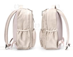 Mochila Poliéster 18 Litros em cor preta, com alças ajustáveis e vários bolsos externos.