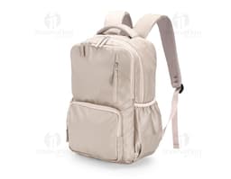 Mochila Poliéster 18 Litros em cor preta, com alças ajustáveis e vários bolsos externos.