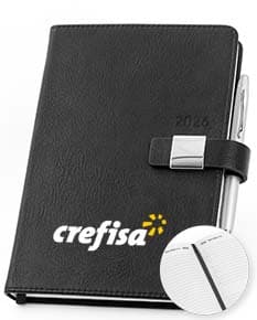 Agenda A5 em PU 2026 de cor preta, com detalhes em dourado e fechamento por elástico. Páginas internas em papel branco com