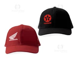 Boné de poliéster na cor preta com logo bordado na frente e ajuste de fecho na parte de trás.