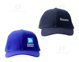 Boné de poliéster na cor preta com logo bordado na frente e ajuste de fecho na parte de trás.