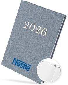 Notebook de linho para Agenda Diária 2026, com moderm à frente, equipamento eletrônico, livro, papel em branco, objetos de