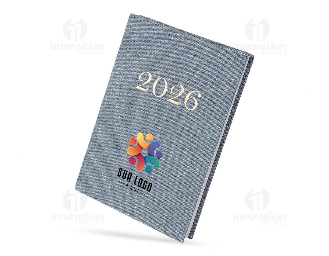 Notebook de linho para Agenda Diária 2026, com moderm à frente, equipamento eletrônico, livro, papel em branco, objetos de