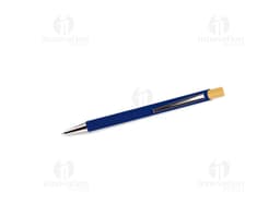Caneta metal prateada com tampa, corpo de metal liso e detalhes em dourado.