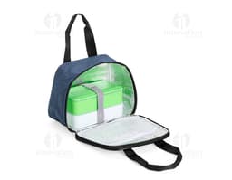 Bolsa térmica de 6 litros, ideal para manter alimentos e bebidas refrigerados. Cor predominante azul com alça ajustável e
