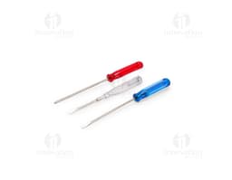 Kit ferramentas 3 peças em fundo branco. Inclui uma chave de fenda, um alicate e uma chave inglesa.