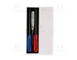 Kit ferramentas 3 peças em fundo branco. Inclui uma chave de fenda, um alicate e uma chave inglesa.