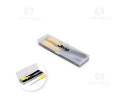 Kit de ferramentas 3 peças com chave de fenda, alicate e martelo em fundo branco.