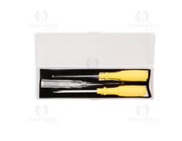 Kit de ferramentas 3 peças com chave de fenda, alicate e martelo em fundo branco.