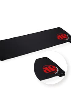Desk Pad Microfibra com LED em formato retangular, na cor preta, com iluminação LED na parte inferior. O produto está sobre uma mesa de madeira, ao lado de um notebook e uma caneca de café.