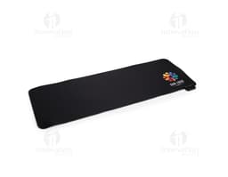 Desk Pad Microfibra com LED em formato retangular, na cor preta, com iluminação LED na parte inferior. O produto está sobre