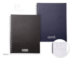 Caderno de couro sintético preto com fecho e costura aparente.