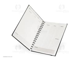 Imagem de um planner cromato anual, com capa em tons de azul e rosa, contendo páginas de agenda e planejamento para o ano.