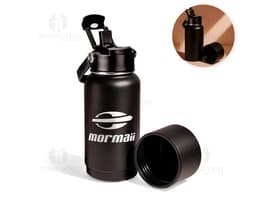 Garrafa térmica de 700ml em aço inoxidável, com tampa de rosca e alça para transporte. A garrafa tem design moderno na cor