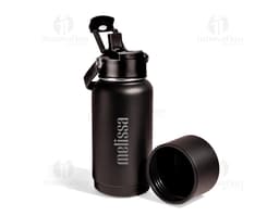 Garrafa térmica de 700ml em aço inoxidável, com tampa de rosca e alça para transporte. A garrafa tem design moderno na cor