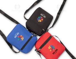 Mini bolsa transversal preta de couro com fecho em metal, ideal para guardar chaves, celular, dinheiro e outros objetos