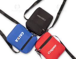 Mini bolsa transversal preta de couro com fecho em metal, ideal para guardar chaves, celular, dinheiro e outros objetos