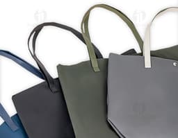 SACOLA EM COURO SINTÉTICO preta e marrom, modelo elegante e moderno com alça, zíper e detalhes em metal. Ideal para compras e