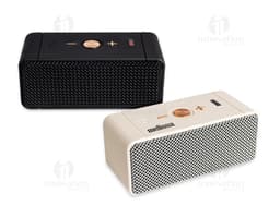 Caixa de som multimídia M8 em metal cromado e preto, com design moderno e retro. Possui alto-falante, botões de controle de