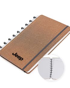 Caderno de disco Percalux marrom com capa de couro, aberto, contendo folhas em branco e um lápis antigo.