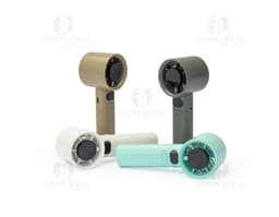 Mini ventilador recarregável em metal prateado com botões de controle e design moderno. Funciona por meio de um mecanismo