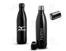 Garrafa térmica de 780ml na cor amarela, feita de plástico e com tampa de rosca. A garrafa está fechada e em pé, com design