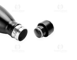 Garrafa térmica de 780ml na cor amarela, feita de plástico e com tampa de rosca. A garrafa está fechada e em pé, com design