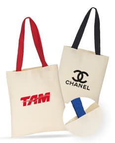 sacola de algodão para compras com design elegante e moderno, feita de material marrom com alça de couro e fecho de trava. A